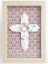 Cadre avec croix origami blanc fleuri fond tissus rouge - Adeline Paintings