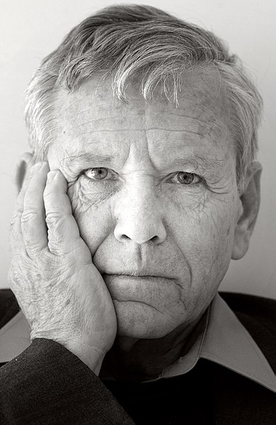 390px-Amos_oz675.jpg